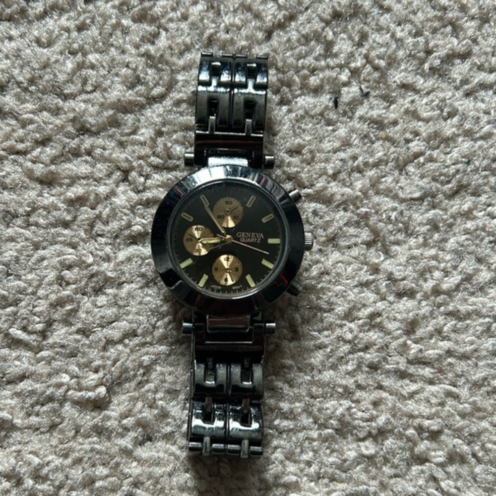 Geneva men’s vintage watch fits a medium sized‎ wrist color: Black/. Gold